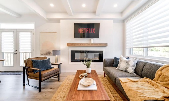 Jasper Place House | Modern Nordic Escape, 3BR Near WEM & DT, AirCon & Fireplace, Wifi, Sleeps 6!