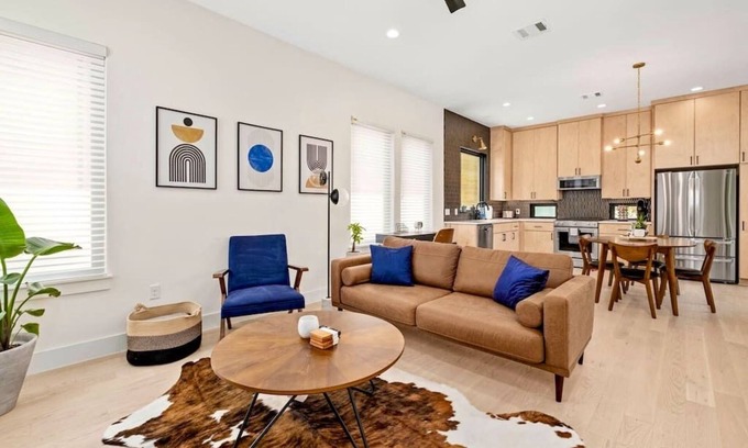 Elmhurst Heights House | Modern Oasis - Close to Downtown - Private Yard + 1 Car Garage