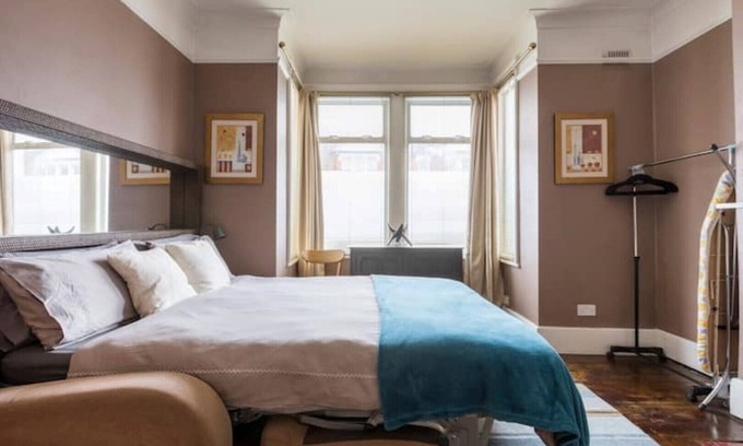 Bowes Apartment | Modern Private Studio Room