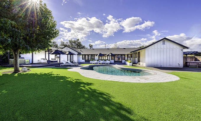 Sonoma House | Modern Ranch House-swim, soak, pickleball & walk to wineries