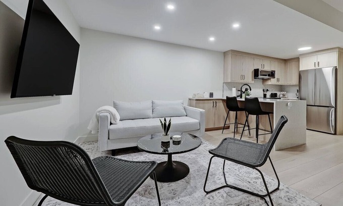 Northwest Calgary House | Modern & Relaxing Suite - Full Kitchen - King Bed + 2 Twin Beds - Pet Friendly!n