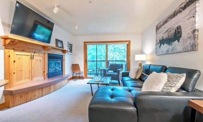 Driggs Condo | Modern Remodel Top Level Corner Unit with Hot Tubs