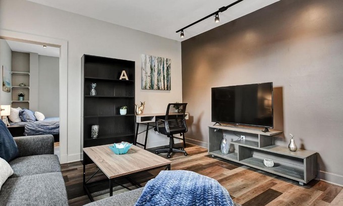 Vanier North Apartment | Modern / Renovated 1BR near Downtown Ottawa!