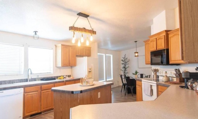 Crystal House | Modern Retreat near Death Valley w/scenic mountain views & stargazing