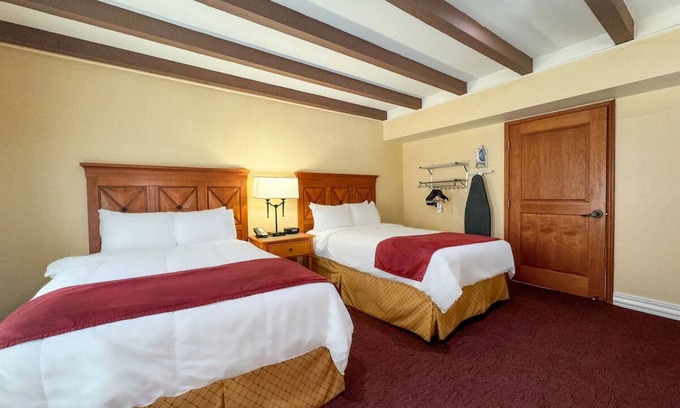 Western Division Hotel | Modern Retreat w/Gym & Pool Access | Walk to Landmarks & Local Eats | 3 Units