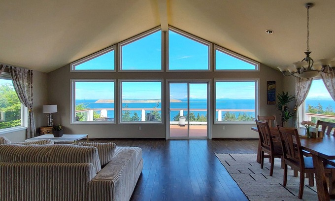 Diamond Point House | Modern retreat with beautiful ocean view, decks, gas grill and Wifi