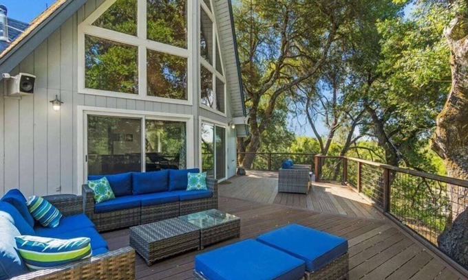 Cloverdale House | Modern Riverfront Home, sleep 8, Spa, WiFi, BBQ
