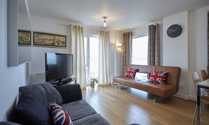 Peninsula Apartment | Modern riverside 2 BR apartment 0110