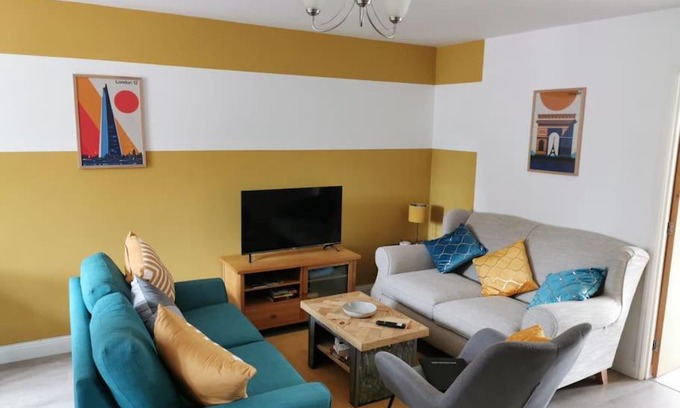 Pershore House | Modern Roomy 3 BR Home Pershore