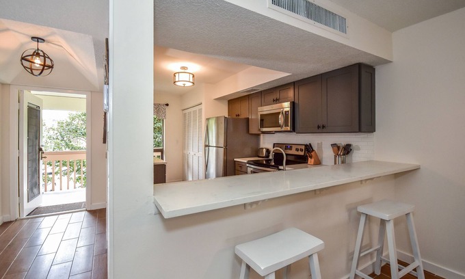Hunt Club Condo | Modern rustic 2 bdrm in the heart of Palm Beach Gardens.