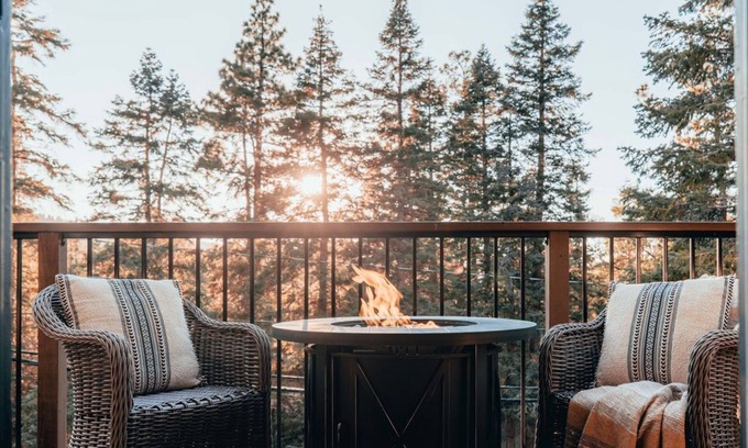 Moonridge Cabin | MODERN RUSTIC CABIN W/SPA, WALKING DISTANCE TO SKI RESORT, ZOO & GOLF COURSE