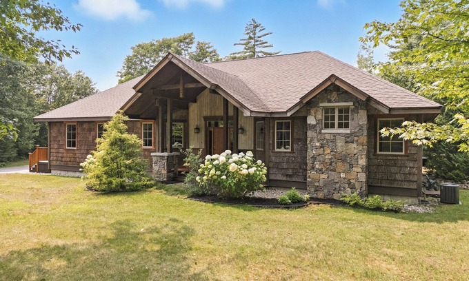 Conway House | Modern rustic lodge set in the White Mountains and minutes from North Conway.