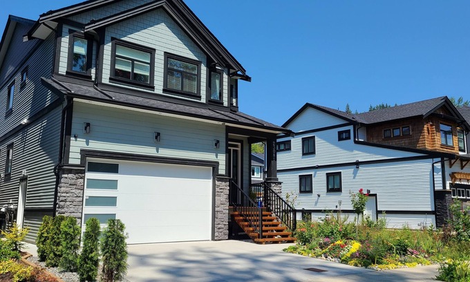 Maple Ridge House | Modern, self-contained 2b/1.5 b suite w/workspace