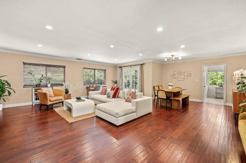 Walnut Valley House | Modern Serenity Near LA Tranquil 3BR Stay