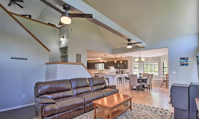 Timberland Acres Cabin | Modern Show Low Retreat w/ Deck & Mtn Views!