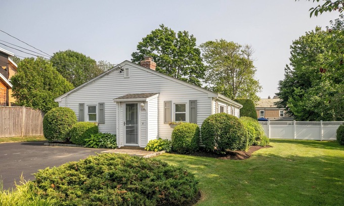 Newport East Cottage | 🌊 Modern & Sleek Beach Cottage – Stylish getaway just minutes from Newport’s best beaches! ☀️🏡