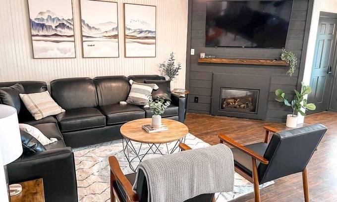 Snowshoe Condo | Modern Snowshoe Retreat - 3BR/2BA - Walk to Slopes + Mountain Views