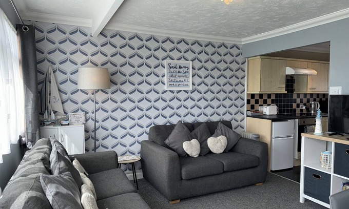 Great Yarmouth Ski Chalet | Modern South Facing Chalet , 5 Minutes From the Beach. Sleeps 5