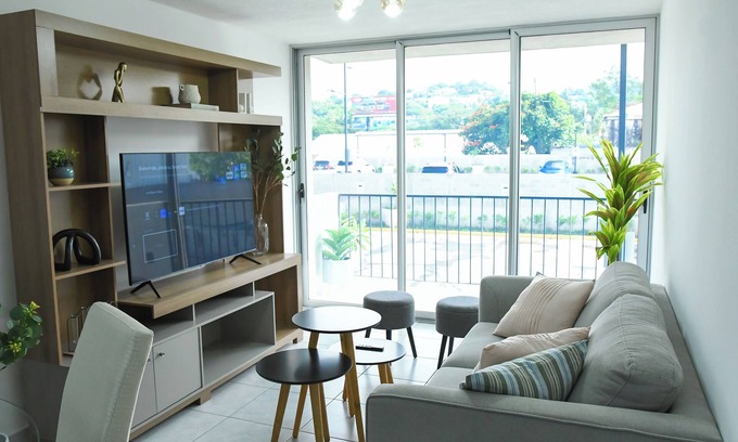 San Salvador Apartment | Modern & Spacious APT - Wifi, Gym, Pool, A/C
