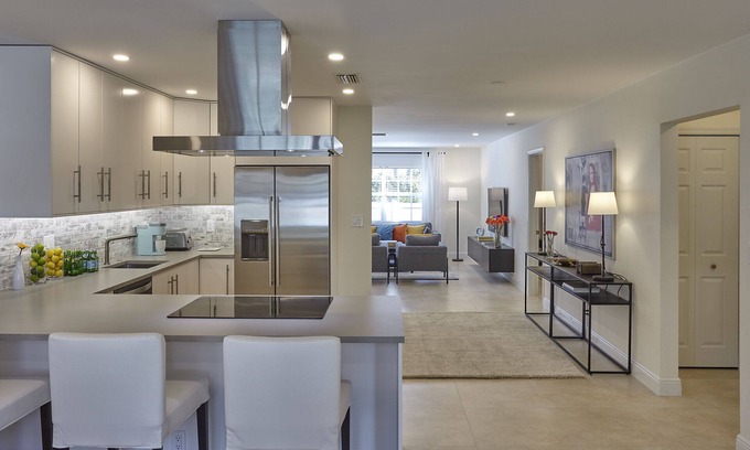 Deerfield Beach Apartment | Modern & Spacious Luxury Apartment – Steps to the Beach