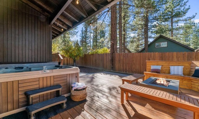 Big Bear City House | Modern Split Level Cabin -Hot Tub & Game Room