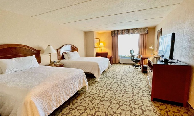 Chinatown Hotel | Modern Stay with Free Breakfast and Outdoor Pool Close to Houston Hotspots