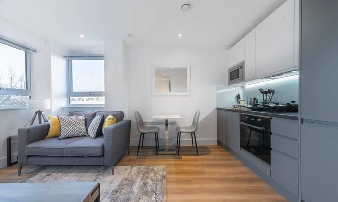 East Grinstead Apartment | Modern Studio Apartment in East Grinstead