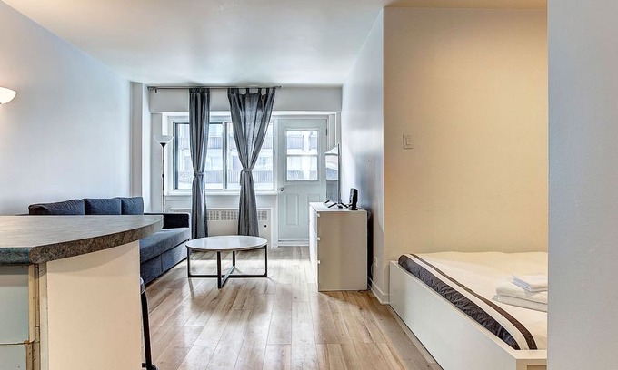 Milton Park Apartment | Modern Studio Downtown MTL | DestinationStays #305