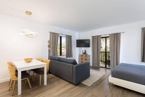 Southwest Orlando Apartment | Modern Studio on I-Drive: parking + pool included