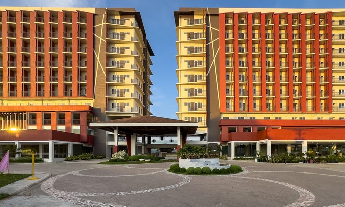 Lapu-Lapu Condo | Modern Studio Poolside Balcony Near Mactan Airport