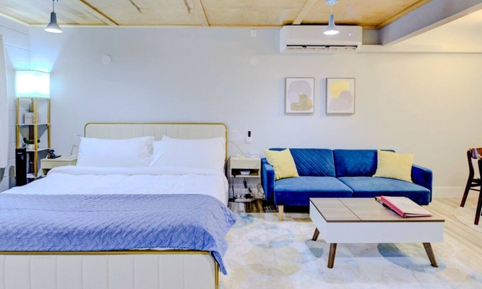 Downtown Memphis Apartment | Modern Studio with King Bed, Free Parking & Wi-Fi