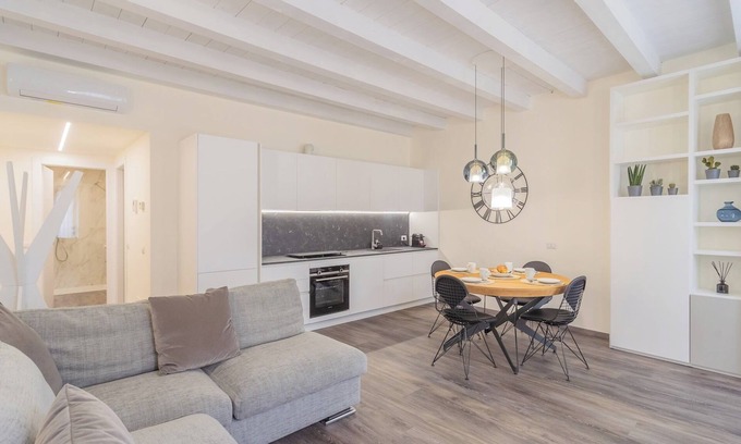 Como City Centre Apartment | Modern & Stylish Apartment in Como City