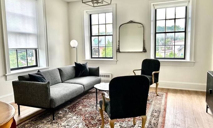 Port Hope Apartment | Modern suite (2 Queens) on the River
