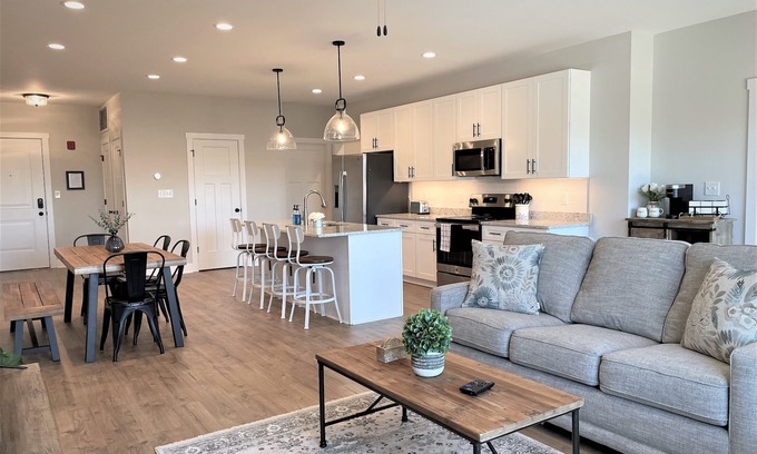 Forest Condo | Modern Top-level 2BR/2BA Condo w/Private Balcony in a Secured Bldg w/Elevator!