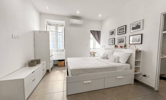 Sliema House | Modern Townhouse 30 secs to Seafront 2x Ensuites