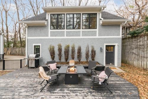 North Burns Park Apartment | Modern Tudor Style Carriage House - Patio & grill