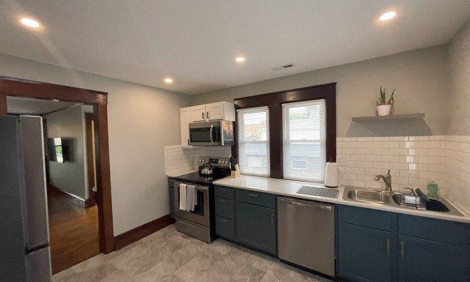 Bloomington Condo | Modern Upper Front Apartment