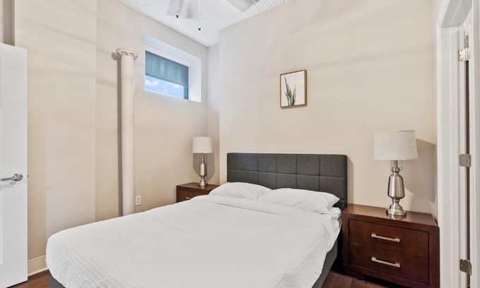 South Side Flats Apartment | Modern Upscale 2BR Apartment on Carson Stay Gia