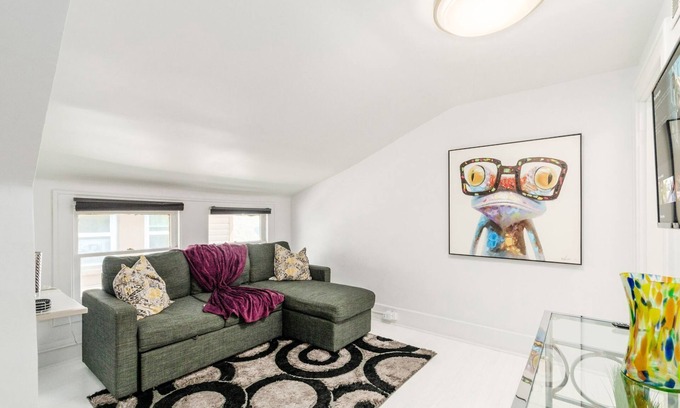 Near East Columbus House | Modern Urban Walk-Up near Downtown!