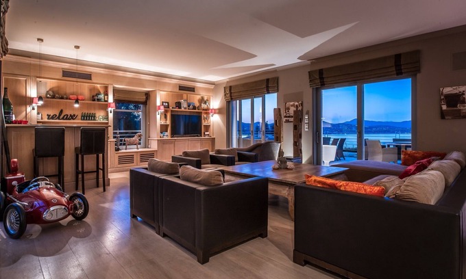 Cote d'Azur- French Riviera Villa | Modern villa with infinity pool & view of the bay of St Tropez
