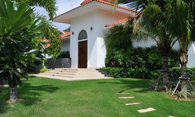 Nong Kae Villa | Modern villa with private pool near golf course