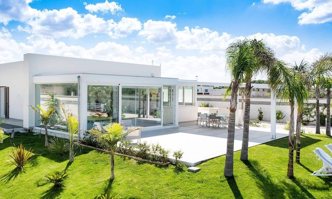 Marsala Villa | Modern villa with swimming pool, Sicily