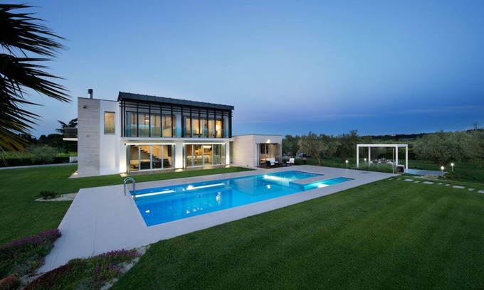Frisa Villa | Modern villa with swimming pool surrounded by greenery