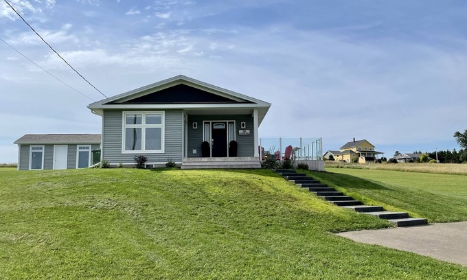 Stanley Bridge House | Modern Water-View Cottage with A/C