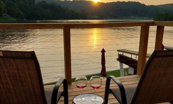 Waverly Apartment | Modern Waterfront Apt Lake White