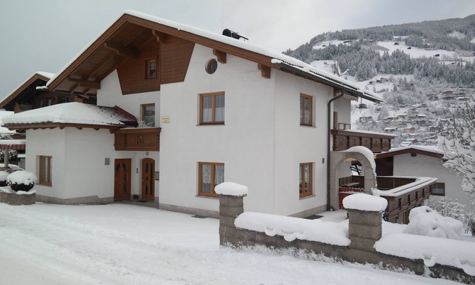 Schwendau Apartment | Moderne Ferienwohnung mit Terrasse und Trockenraum Schibusanbindung in Haus-nähe