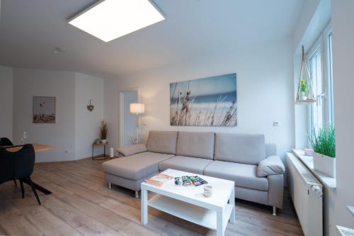 Ahr - Middle Rhine Apartment | Moderne FeWo "Waldgeflüster" mit großzügiger Sonnenterrasse, Strandkorb, Weber-Grill und Garten, Nähe Koblenz, Festung Ehrenbreitstein, Burgen, Bad Ems, Montabaur, Lahnstein, Wandern, Radfahren