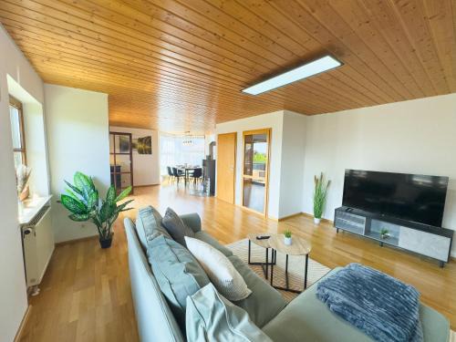Gailingen Apartment | Moderne Luxus-Oase in Gailingen mit Garten, 2 Balkone, Nähe Bodensee & Rheinfall