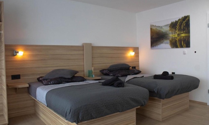 Gaertringen Apartment | Modernes Studio mit großem Balkon, vollausgestatteter Küche und idealem Arbeitsplatz für Home Office