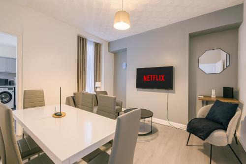 Castle House | Modernised House near City Centre & Beach - Snooker Table, Fast Wifi, Parking & More!